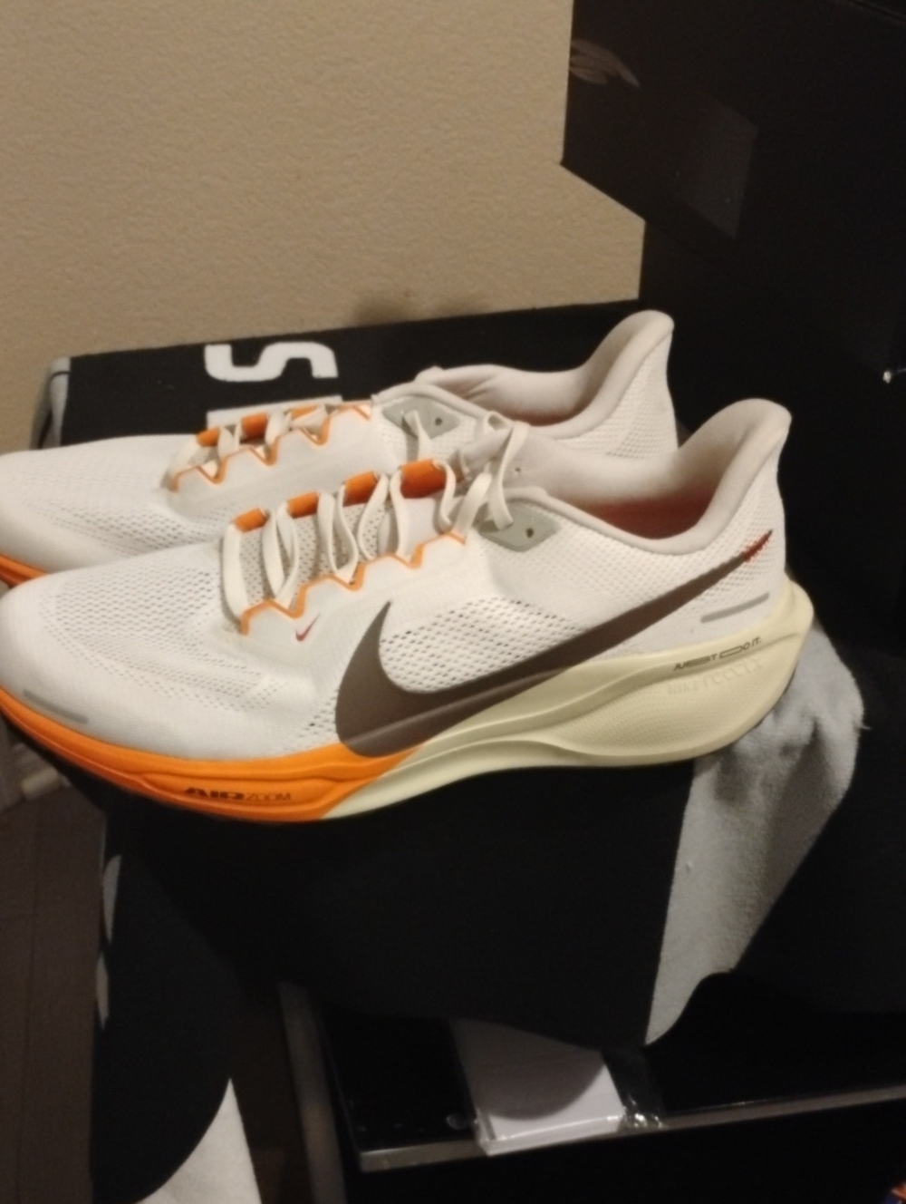 Nike Men’s Sneakers in White with Orange and Brown Accents